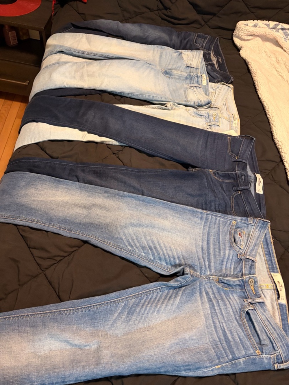 5 pairs of jeans ! Hollister Women's Skinny Jeans - Light, medium and dark